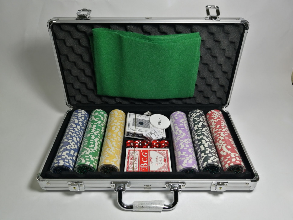 Набор для покера Ultimate на 300 фишек фото 1 — hichess.ru - шахматы, нарды, настольные игры