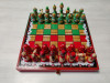 Шахматы сувенирные Матрешки красно-зеленые фото 1 — hichess.ru - шахматы, нарды, настольные игры