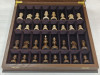Шахматный ларец подарочный из мореного дуба Антик с резными фигурами с утяжелением фото 3 — hichess.ru - шахматы, нарды, настольные игры