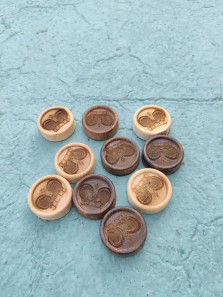 Фишки для нард и шашек резные ручной работы  Корона, 26 мм., с бархатной подложкой — hichess.ru - шахматы, нарды, настольные игры