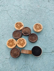 Фишки для нард и шашек резных ручной работы Тигр, 26 мм., с бархатной подложкой — hichess.ru - шахматы, нарды, настольные игры