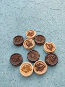 Фишки для нард и шашек резных ручной работы Волк, 26 мм., с бархатной подложкой — hichess.ru - шахматы, нарды, настольные игры