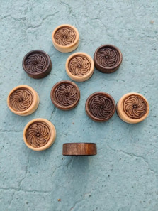 Фишки для нард и шашек резных ручной работы Бесконечность, 26 мм., с бархатной подложкой — hichess.ru - шахматы, нарды, настольные игры