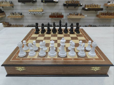 Шахматы подарочные в ларце Орех с фигурами Итальянский дизайн черно-белые (2) — hichess.ru - шахматы, нарды, настольные игры