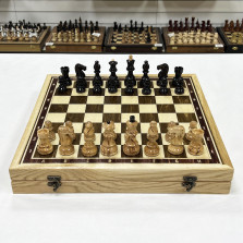 Шахматы в ларце из граба с фигурами из карельской березы — hichess.ru - шахматы, нарды, настольные игры