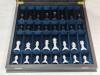 Шахматы подарочные в ларце из мореного дуба с фигурами Итальянский дизайн черно-белые фото 9 — hichess.ru - шахматы, нарды, настольные игры