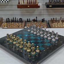 Шахматы каменные изумрудный змеевик Стаунтон 28см металлические фигуры — hichess.ru - шахматы, нарды, настольные игры