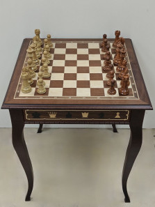 Шахматный стол из красного дерева подарочный с композитными фигурами — hichess.ru - шахматы, нарды, настольные игры