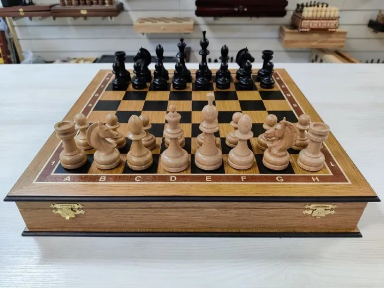 Часы с шахматными фигурами
